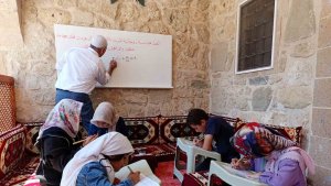 Yaz Kur'an kursunda hat sanatını öğreniyorlar