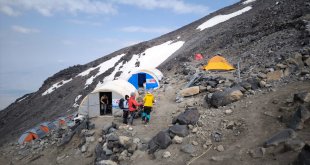 Ağrı Dağı'nda hayatını kaybeden 2 kişinin cenazelerini indirme çalışması sürüyor