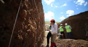 Bingöl'de kazılan hendeklerle fay hatlarının deprem üretme potansiyeli belirleniyor