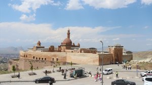 İshak Paşa Sarayı'nda vatandaşlara aşure dağıtıldı