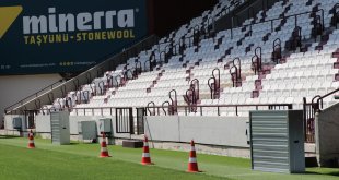 Elazığ Atatürk Stadyumu'nda çimler sıcaktan fan sistemi ile korunuyor