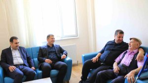 Kemah Huzurevi'ne anlamlı ziyaret