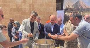 Tarihi Saray'da bin kişilik aşure ikramı