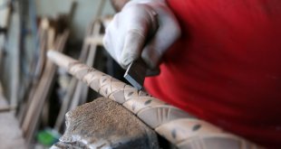 Asırlık ceviz ağaçları zümrüt, yakut ve ebru işlemeli bastonlara dönüşüyor