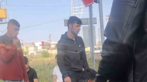 Kars'ta kazada can pazarı... Minibüsle otomobil çarpıştı: 3'ü ağır 8 yaralı