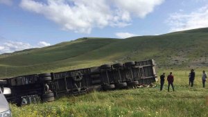 Ardahan'da tır devrildi: 1 yaralı