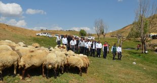 Muş Valisi Çakır, yaylada konaklayan besicileri ziyaret etti: