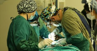 Kaburgasından alınan kıkırdakla eğri burnu düzeltilen genç, rahat nefes aldı