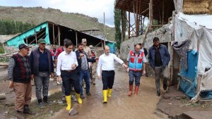 Oltu'da sağanak yağış sele dönüştü