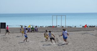 Adilcevaz'da plaj futbolu heyecanı