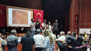 Müzisyen Umut Gündüz eşiyle birlikte Varto'da üç dilli konserini verdi