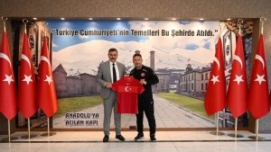 Vali Çiftçi'ye milli takım forması hediye etti