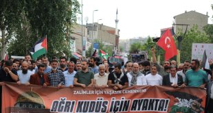 Ağrı'da yüzlerce kişi İsmail Heniyye için yürüdü