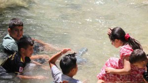 Aşırı sıcakların yaşandığı bugünlerde serinlemek isteyenler Girlevik Şelalesi'ne akın ediyor