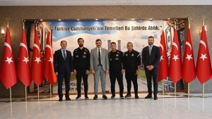 Sabri Sarıoğlu'ndan Vali Çiftçi'ye milli takım forması