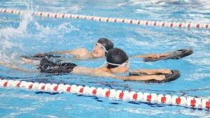 Ağrı'da çocuklar yüzme eğitimleriyle sıcak havaların keyfini çıkarıyor