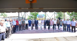 Malatya'da depremzede çiftçilere 35 ton arpa dağıtıldı