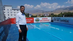 Varto'da Kur'an kurslarına giden öğrencilere yüzme eğitimi