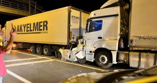 Erzurum'da 2 tırın arasında sıkışan otomobildeki 2 kişi yaralandı