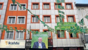 Ağrı'da sehit İsmail Heniyye'nin dev posteri asıldı