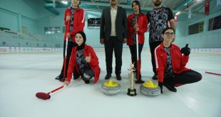 Buzun üzerine çıkan Karslı kızlar, curlingde zirveye yürüyor