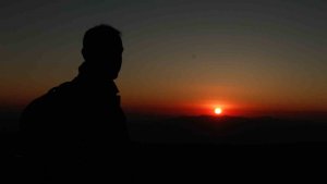 Bingöl'de güneşin doğuşu 3 bin 250 rakımlı Kale tepesinden izlendi