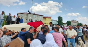 Ankara'daki otobüs kazasında hayatını kaybeden 5 kişinin cenazesi Ağrı'da defnedildi