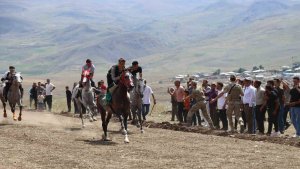 Çat'ta at yarışlarına yoğun ilgi