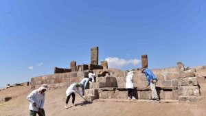 Tarihi mezarlıkta Birinci Dünya Savaşı'nda oluşan tahribatın izleri siliniyor