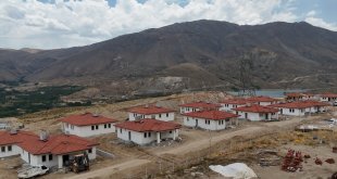 Depremlerden etkilenen Doğanşehir'de köy evlerinin inşası sürüyor