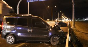 Erzurum'da hafif ticari araç park halindeki otomobile çarptı, 4 kişi yaralandı