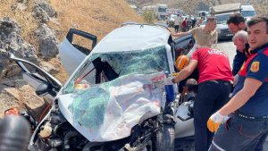 Bitlis'te otomobille tır çarpıştı: 4 yaralı
