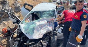 Bitlis'te tıra çarpan otomobildeki 4 kişi yaralandı