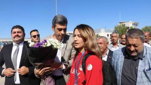 Paris Olimpiyatları'ndan başarı ile dönen milli boksör Hatice Akbaş'a coşkulu karşılama