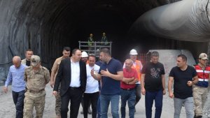 Kaymakam Demir, Tatvan Çevre Yolu T-2 Tüneli çalışmalarını inceledi