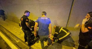 Bitlis'te traktör römorkuna çarpan hafif ticari araçta 2 kişi yaralandı