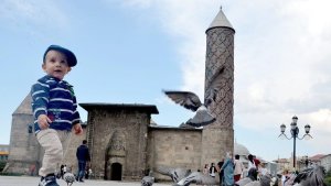 "Sıcak havalarda bol, hafif ve açık renkli giyinin"