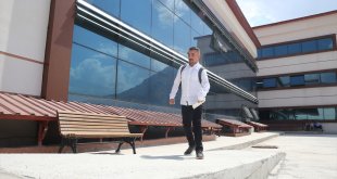 Bedensel engelli genç, öğrencilik yaptığı üniversitede memur oldu