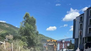 Posof'ta bozulan yollar asfaltlanıyor