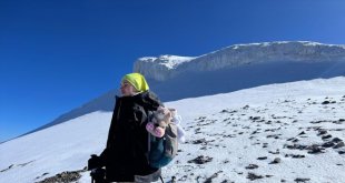 Lise öğrencisi Meryem, oyuncak ayıcıklarla Ağrı Dağı'nın zirvesine tırmandı