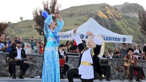 Kars'ta Türk Dünyası'nda esintinler gösterisi yoğun ilgi gördü