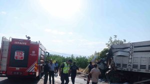 Tır ile kamyon kafa kafaya çarpıştı: 1 ölü, 1 yaralı