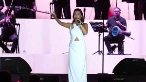 Ebru Yaşar Erzurum'da hayranlarını coşturdu