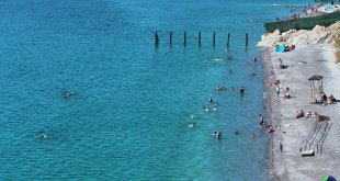 Kavurucu sıcaktan bunalanların adresi Van Gölü'nün serin kıyıları oldu