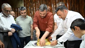 Vali Çiftçi bal hasadına katıldı