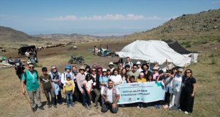 Akademisyenler ile öğrenciler Ağrı Dağı'nda yaylacıların yaşamını yerinde araştırıyor