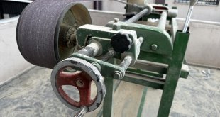 Okul müdürünün tasarruf sağlayan makinesiyle sınıf sıraları parladı