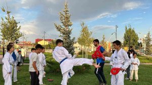 Ağrı'da gençler sosyal medyadan sosyal hayata geçiyor