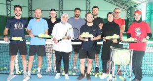 Erzurum'da kapalı hale getirilen Mevlana Vadisindeki tenis kortu sezona hazır