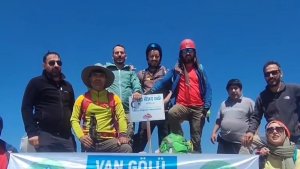 Vanlı 12 doğasever Reşko Zirvesi'ne tırmandı: "Van Gölü temiz kalsın kirlenmesin" pankartı açtılar